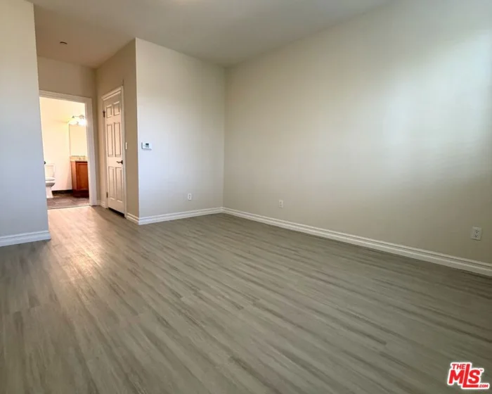 13941 Sherman Way #201 photo 6