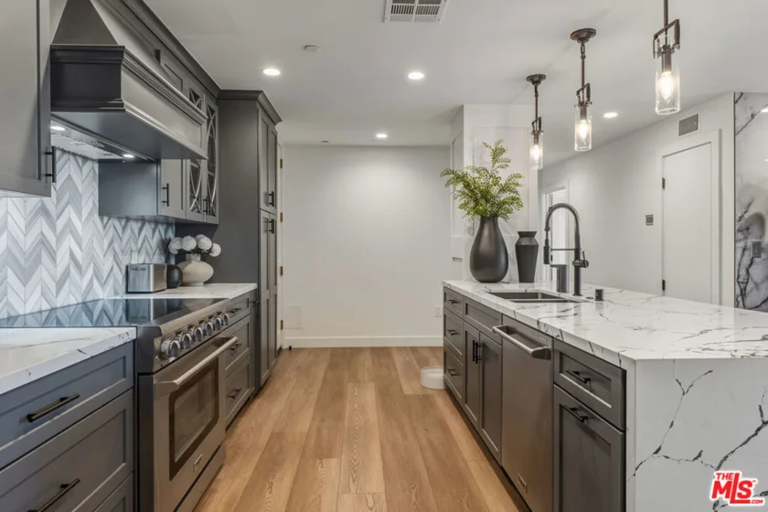 121 S Hope Street #334 photo 39