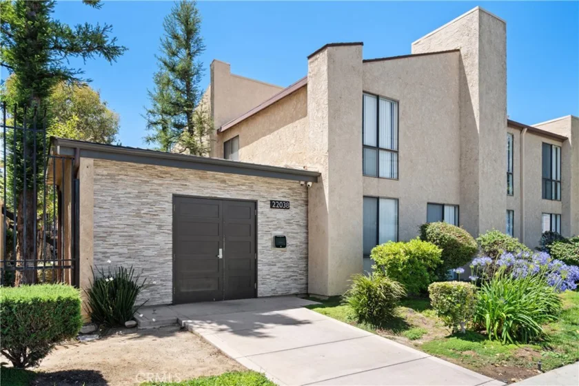 22038 Vanowen #232 photo 1