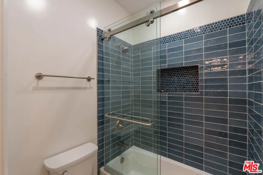 5135 Zelzah Avenue #305 photo 13
