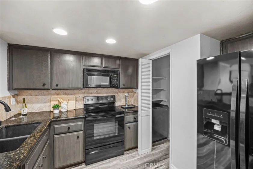 18741 Applewood photo 13