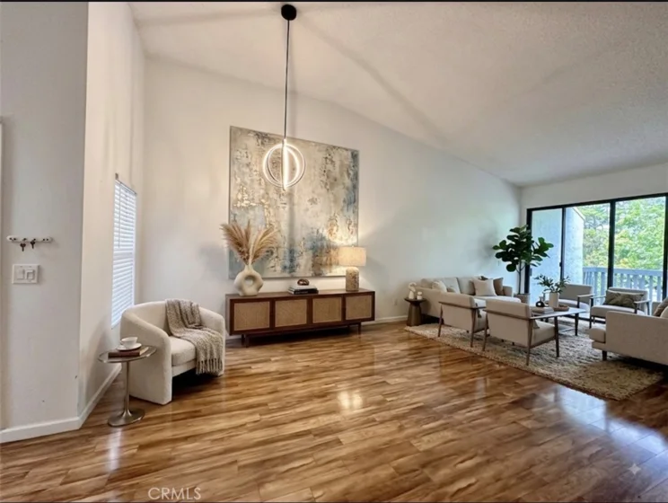 2542 W Macarthur photo 1