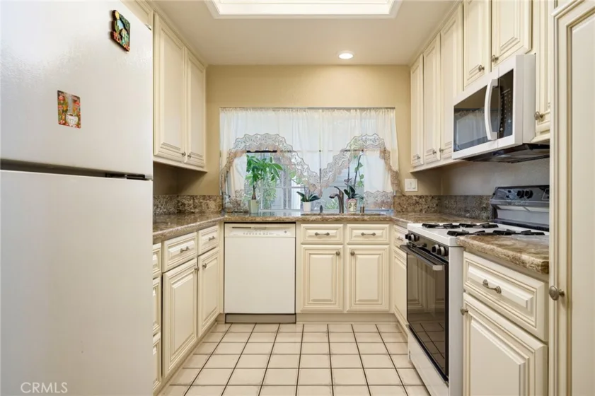 13576 Eucalyptus Street photo 3