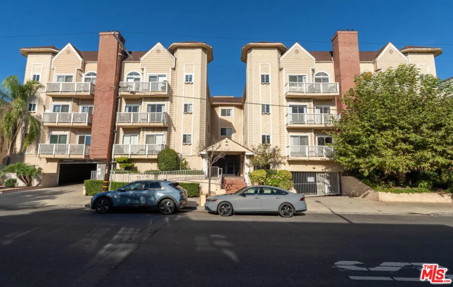 5135 Zelzah Avenue #305 photo 2
