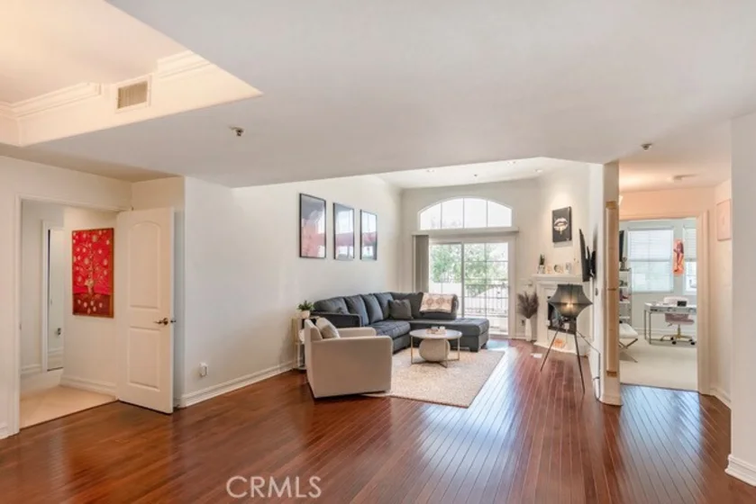 14242 Burbank #307 photo 1