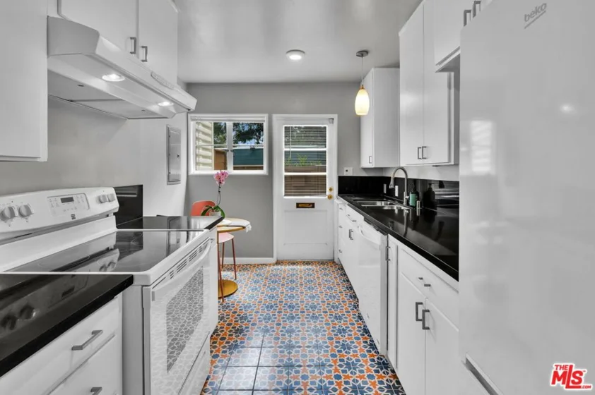 5226 Village Green photo 4