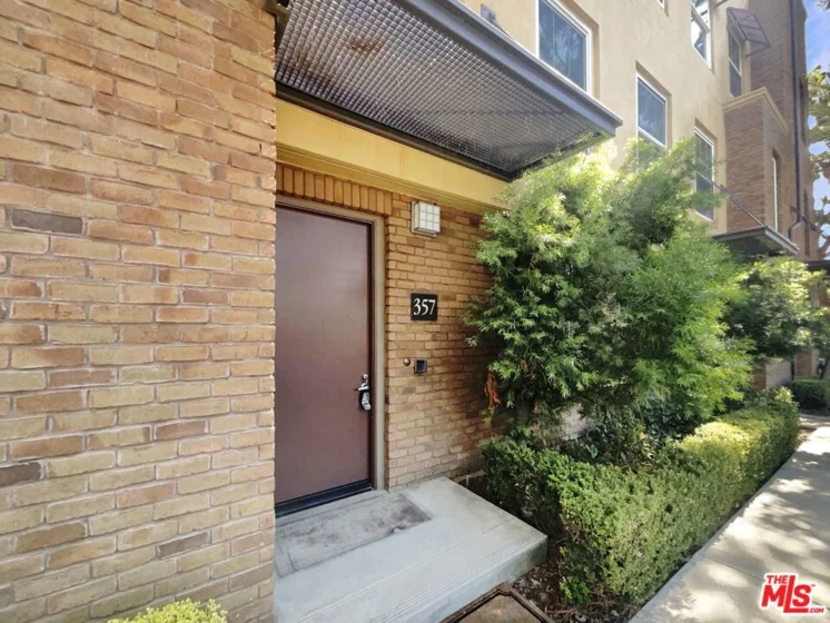 357 Town Court photo 1