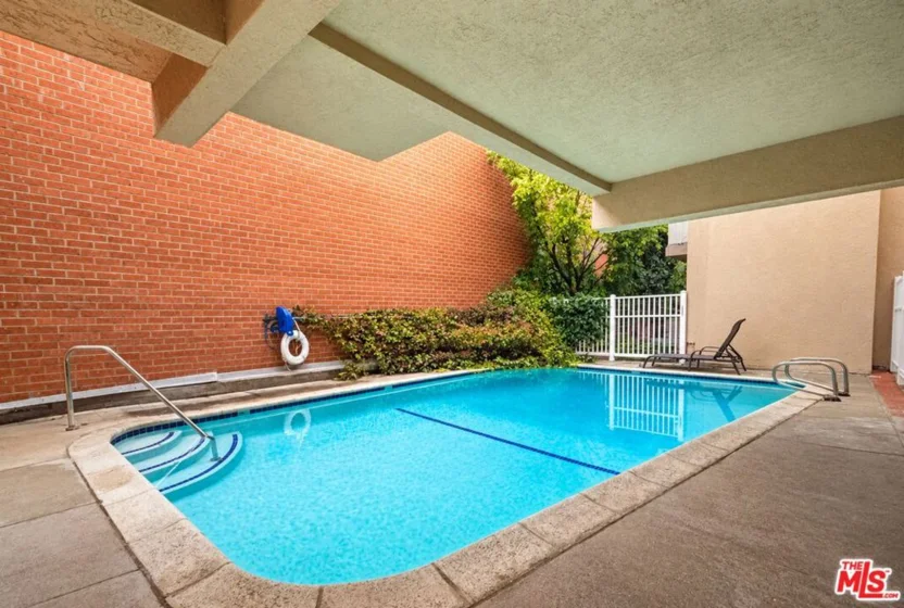 5135 Zelzah Avenue #305 photo 28