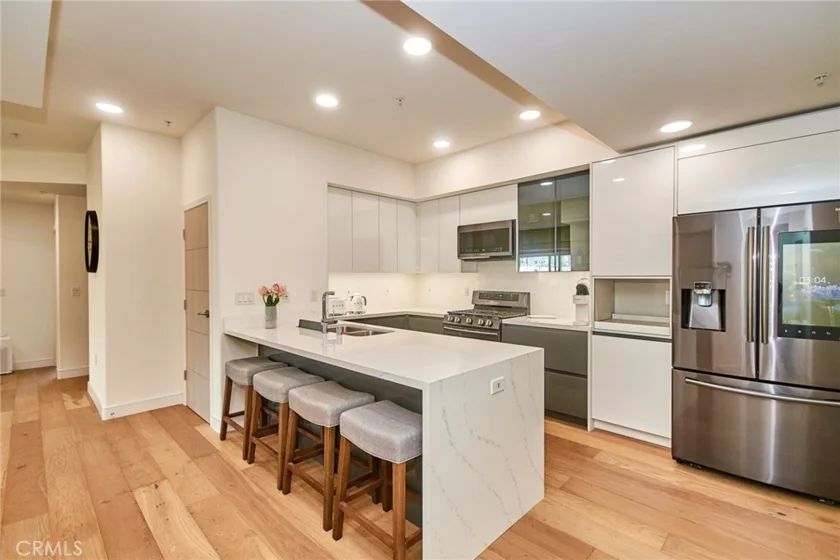 820 S Wilton Place #304 photo 3