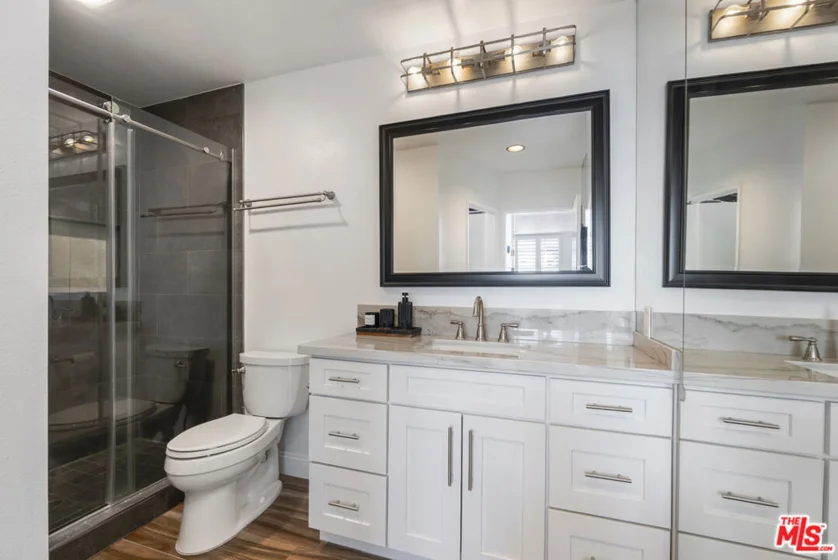 2385 Roscomare Road #E17 photo 3
