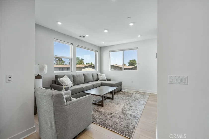 669 S Lyon Street photo 5