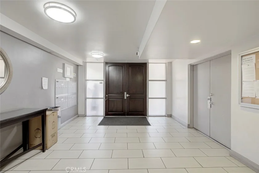 1037 N Vista photo 2