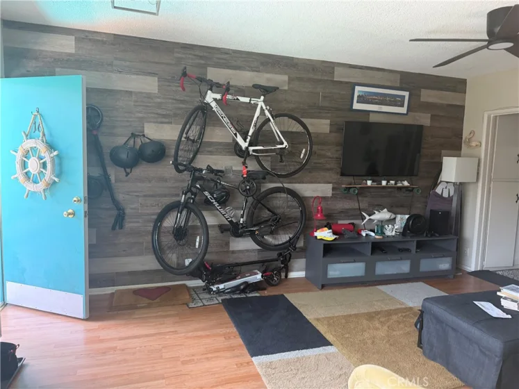 1101 E Ocean photo 2