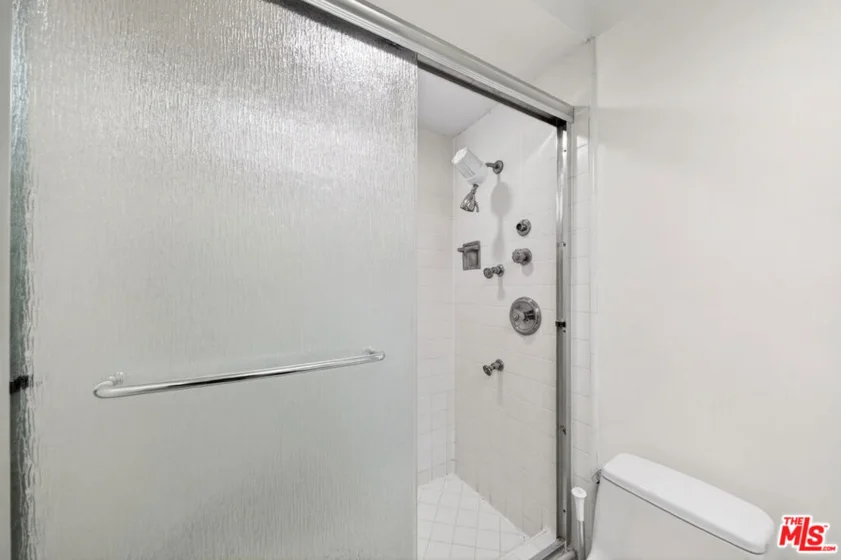 540 Kelton Avenue #402 photo 20