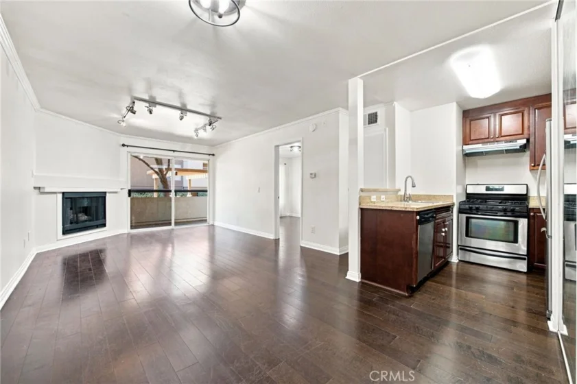 21400 Burbank #106 photo 2