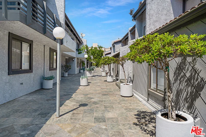 1925 S Beverly Glen Boulevard #40 photo 24