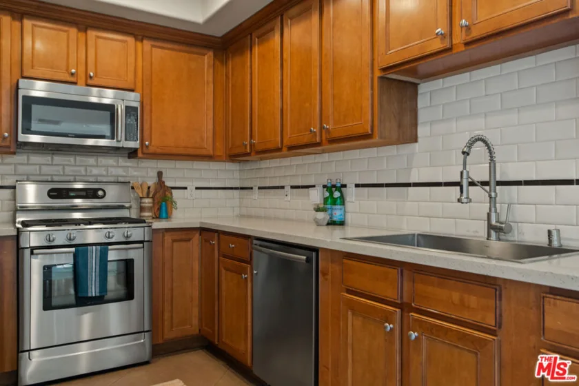 837 N Hudson Avenue #402 photo 32