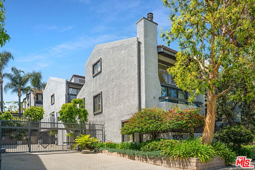 1925 S Beverly Glen Boulevard #40 photo 2