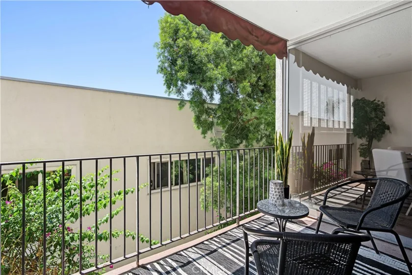 N Laurel Avenue #202 photo 9