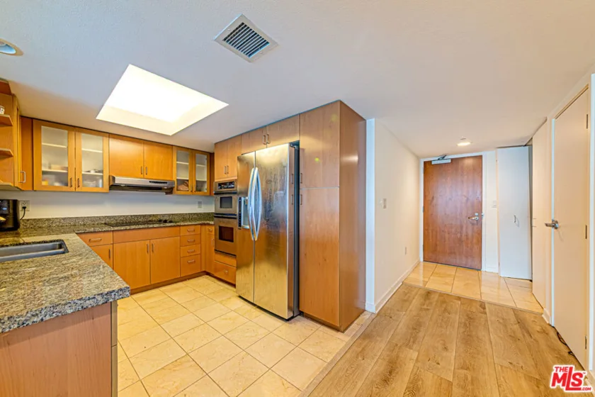 13700 Marina Pointe Drive #1018 photo 4