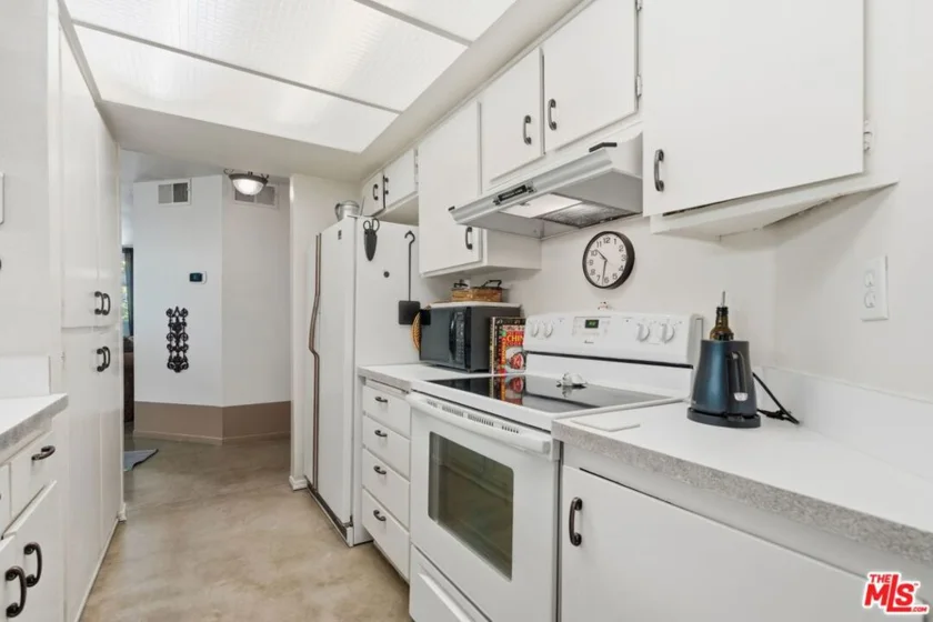 906 N Doheny Drive #221 photo 14