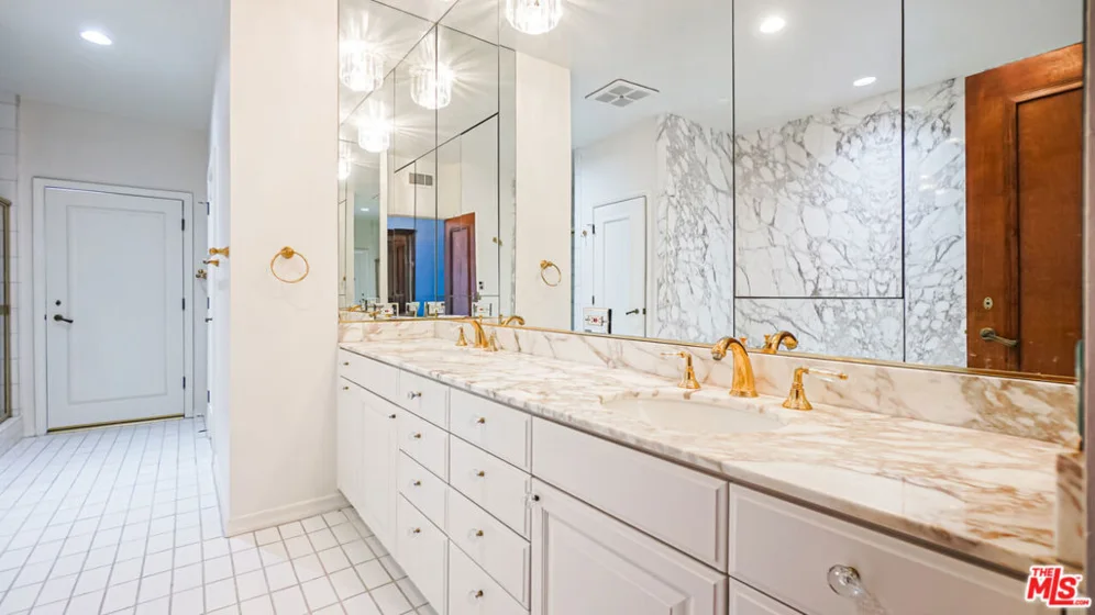 1220 Roxbury Drive #302 photo 23
