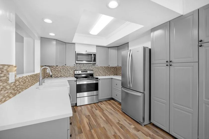 687 Ascot Drive #H photo 2