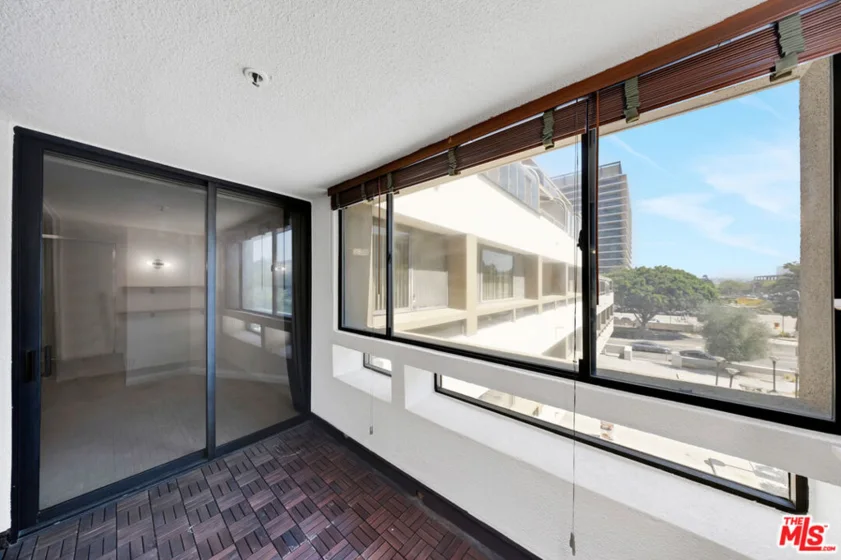 121 S Hope Street #429 photo 43
