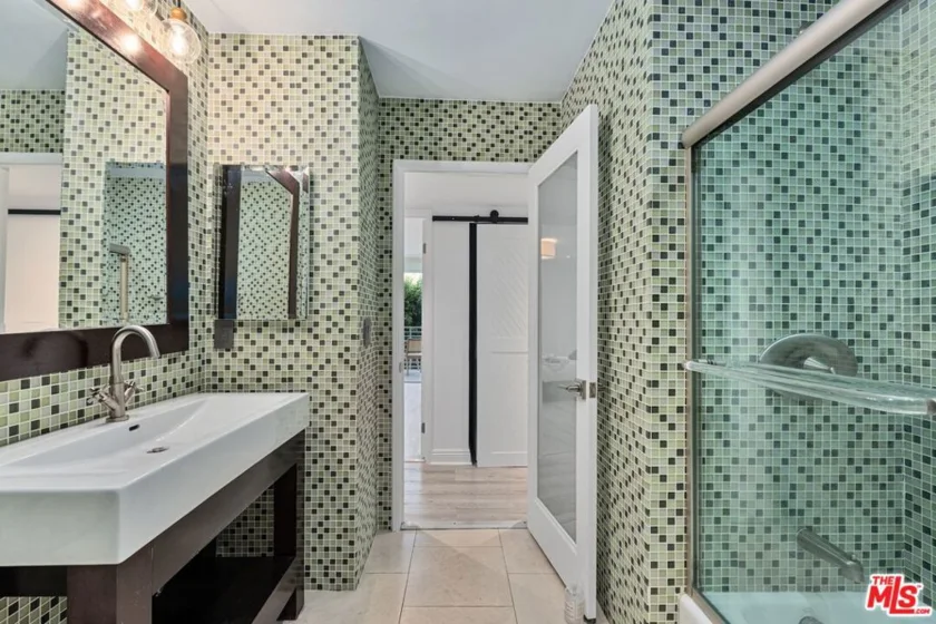 1129 Larrabee Street #8 photo 28