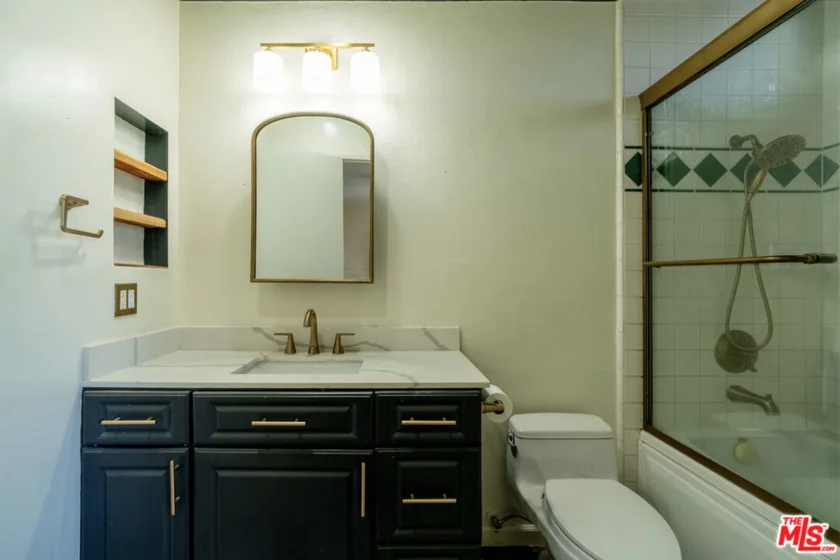 18445 Hatteras Street #504 photo 4