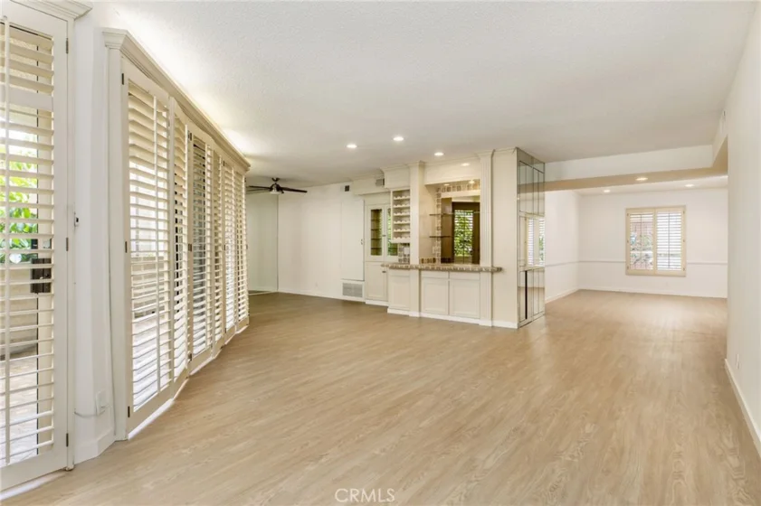 5216 Yarmouth Avenue #105 photo 2