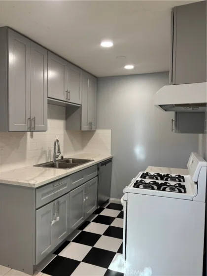 8641 Glenoaks #131 photo 1