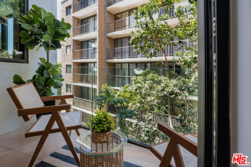1361 Kelton Avenue #401 photo 11