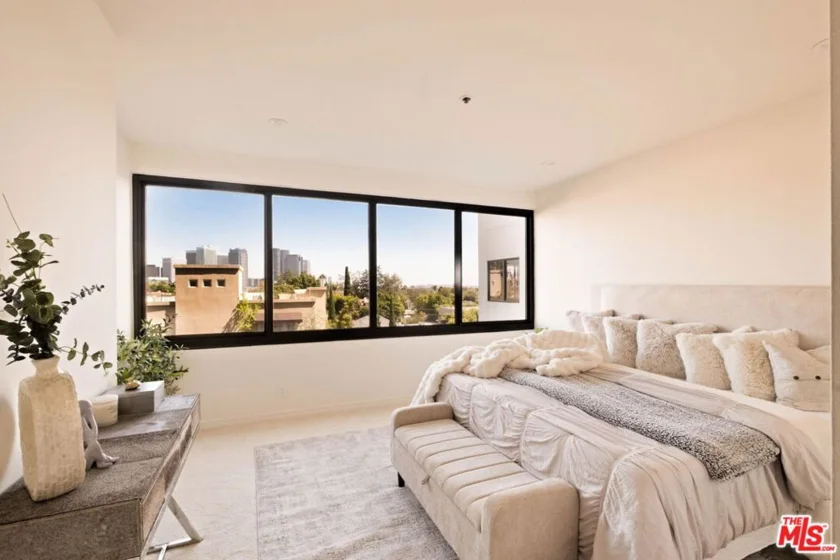 10560 Wilshire Boulevard #404 photo 32