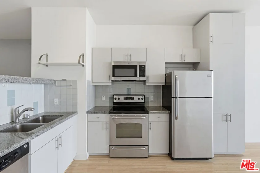 3810 Wilshire Boulevard #1609 photo 29