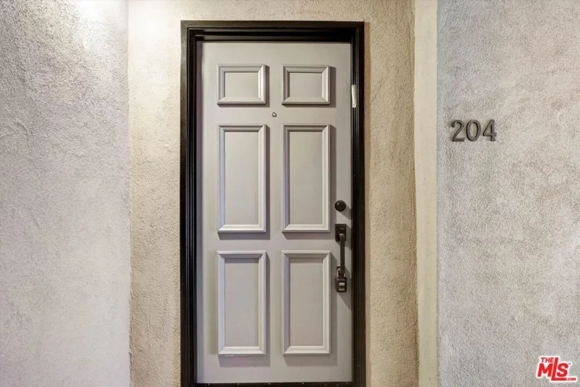439 N Doheny Drive #204 photo 2
