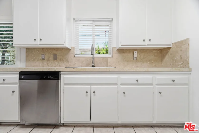 5301 Yarmouth Avenue #10 photo 12