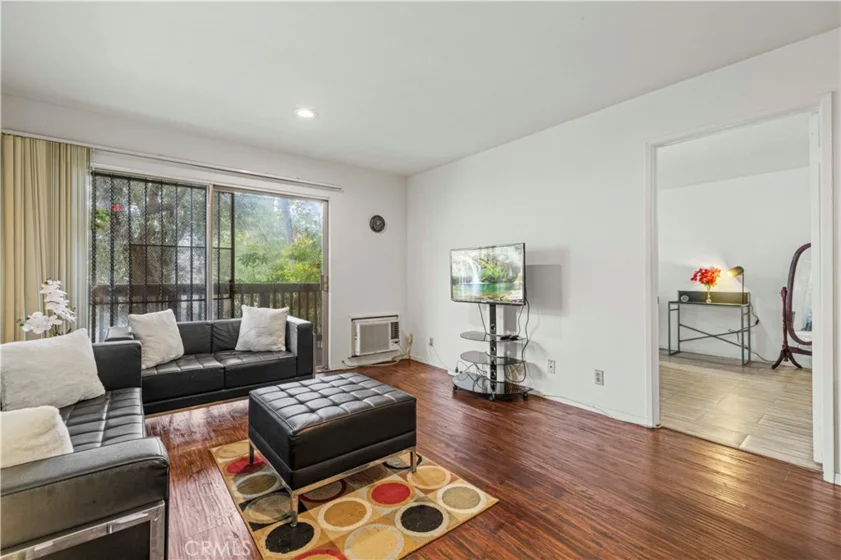 525 S Ardmore Avenue #127 photo 1