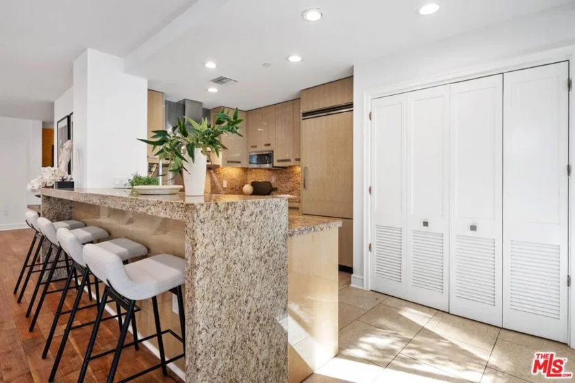 447 N Doheny Drive #102 photo 14