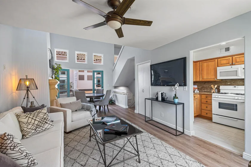 8562 W West Knoll Drive #10 photo 1