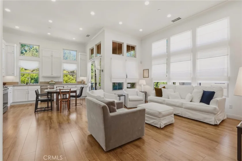 240 Mayfair photo 1