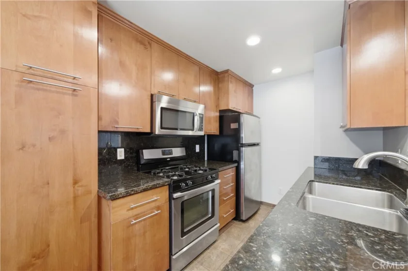 1554 N Hobart #2 photo 4