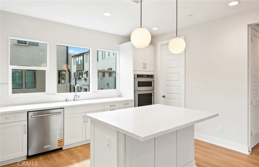 100 Pickwick Lane photo 11