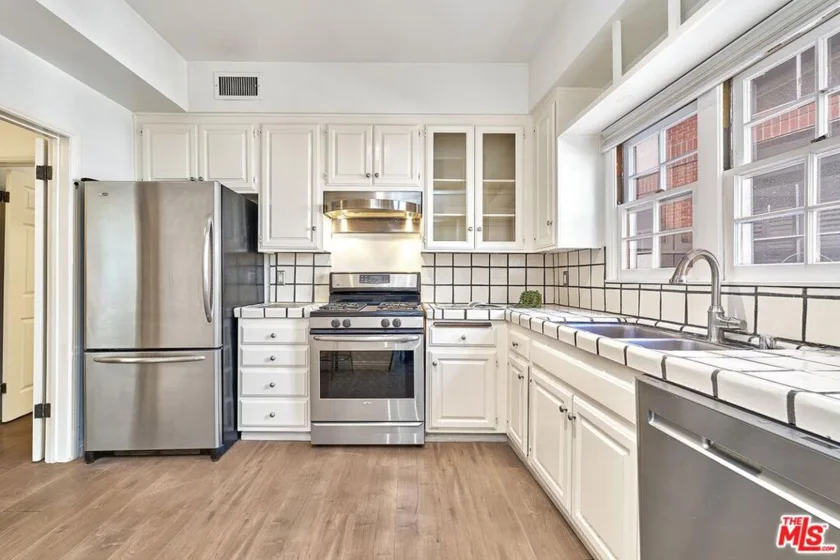 420 S Barrington Avenue #102 photo 3