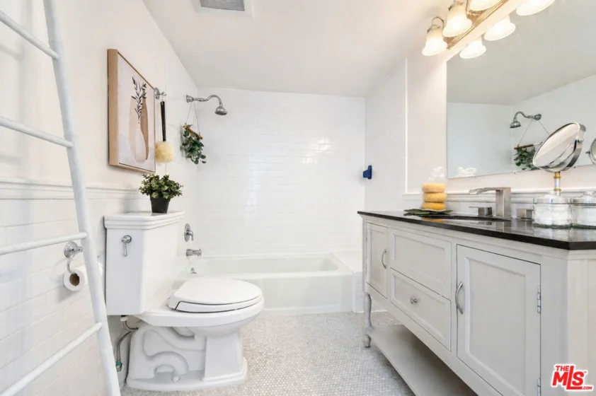 4249 Longridge Avenue #209 photo 18