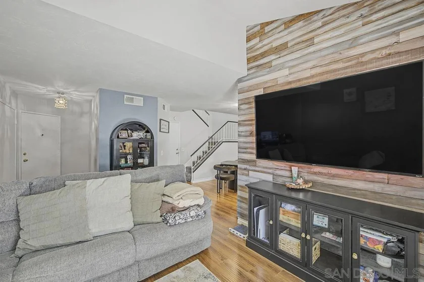 1721 Maxwell #B photo 3