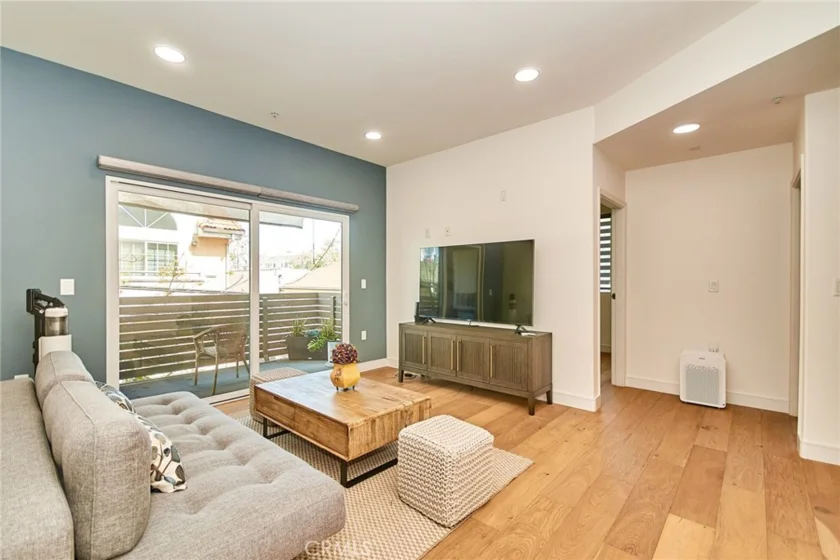 820 S Wilton Place #304 photo 9