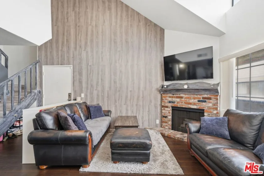 15946 Vanowen Street #209 photo 2