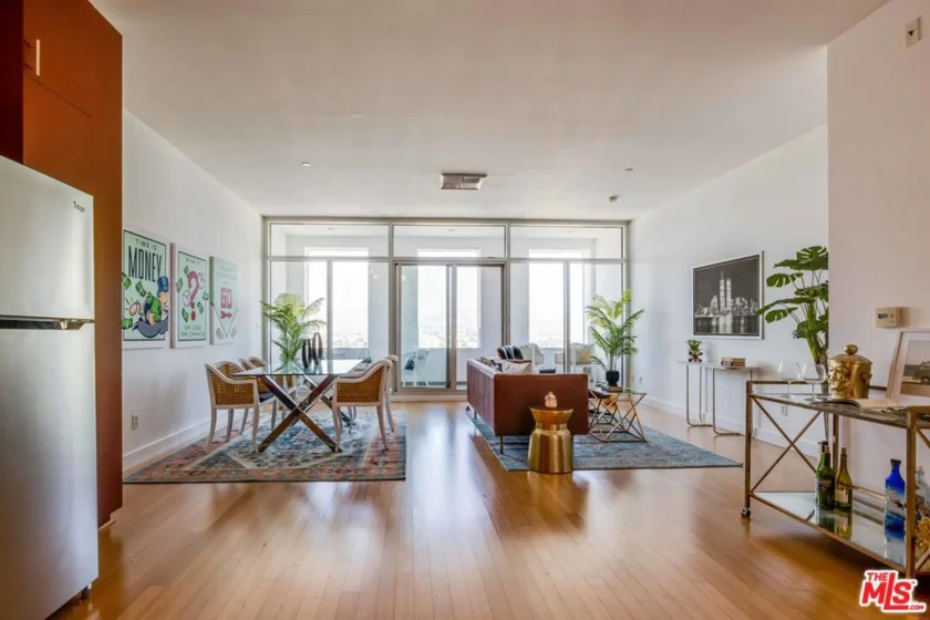 3810 Wilshire Boulevard #1702 photo 1