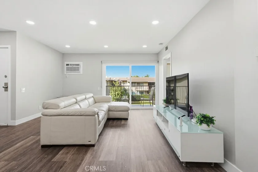 1860 W Glenoaks #L photo 13